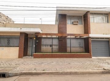 Casa · 227m² · 8 Ambientes · 1 Cochera · Casa en Venta 4 Dorm. con Cochera Saladillo
