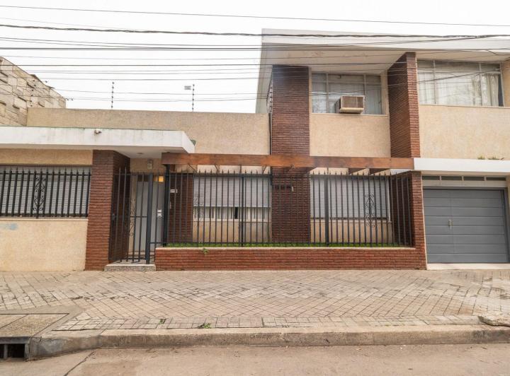 Casa · 227m² · 8 Ambientes · 1 Cochera