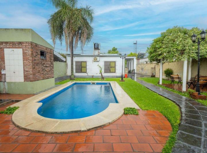 Casa · 230m² · 7 Ambientes · 1 Cochera