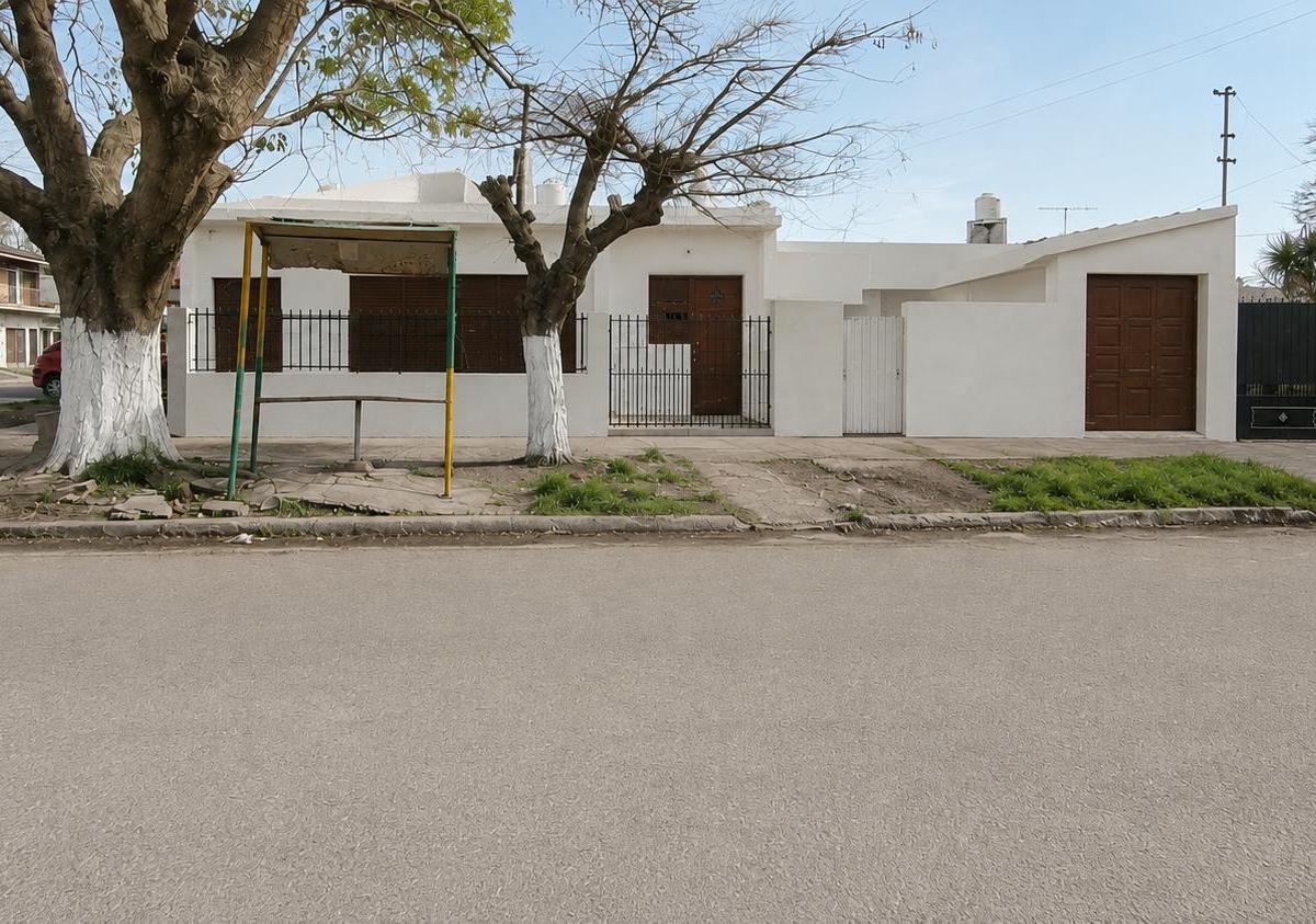 Casa en esquina - juramento Y puán, 221m², 2 dorm, 1 baño, garage