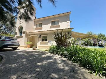 Casa · 265m² · 5 Ambientes · 2 Cocheras · Venta Casa 5 Amb con Pileta en El Lauquen