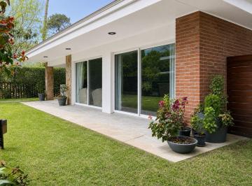 Casa · 150m² · 4 Ambientes · 2 Cocheras · Casa 3 Dorm. con Piscina Climatizada - Mansa