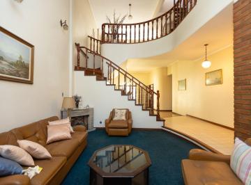 Casa · 340m² · 6 Ambientes · 3 Cocheras · Casa de 6 Amb Lujosa en Villa Sarmiento - Permuta