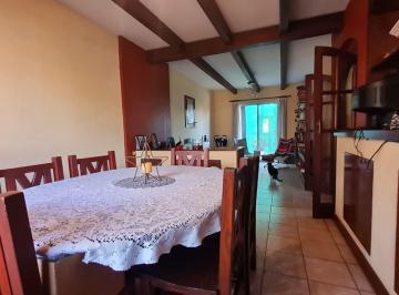 PH · 171m² · 4 Ambientes · 2 Cocheras · Venta PH 4 Amb. con Balcón y Parrilla. Castelar
