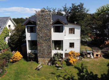 Casa · 237m² · 8 Ambientes · Hermosa Casa + Terreno 430 m² Céntrico en Ushuaia
