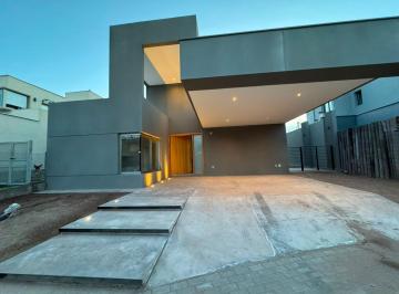 Casa · 203m² · 8 Ambientes · 2 Cocheras · Casa de Categoría a Estrenar en Viñas del Torreón