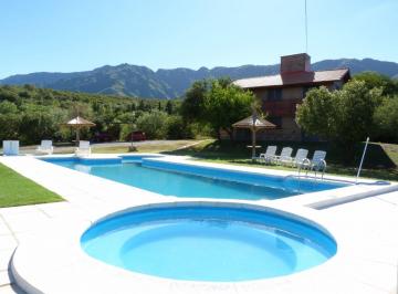 Casa · 192m² · 6 Ambientes · 6 Cocheras · Cabañas Dos Venados en Venta
