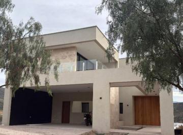 Casa · 600m² · 8 Ambientes · 3 Cocheras · Alquiler Casa en Barrio Aguaribay