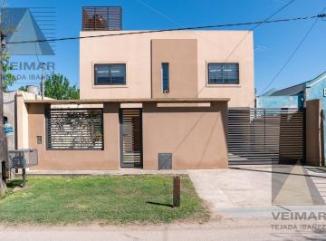Casa · 200m² · 5 Ambientes · 2 Cocheras · Casa en Venta en Villa Castells