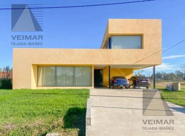 Casa · 180m² · 4 Ambientes · 2 Cocheras · Casa en Barrio Privado Las Carolinas