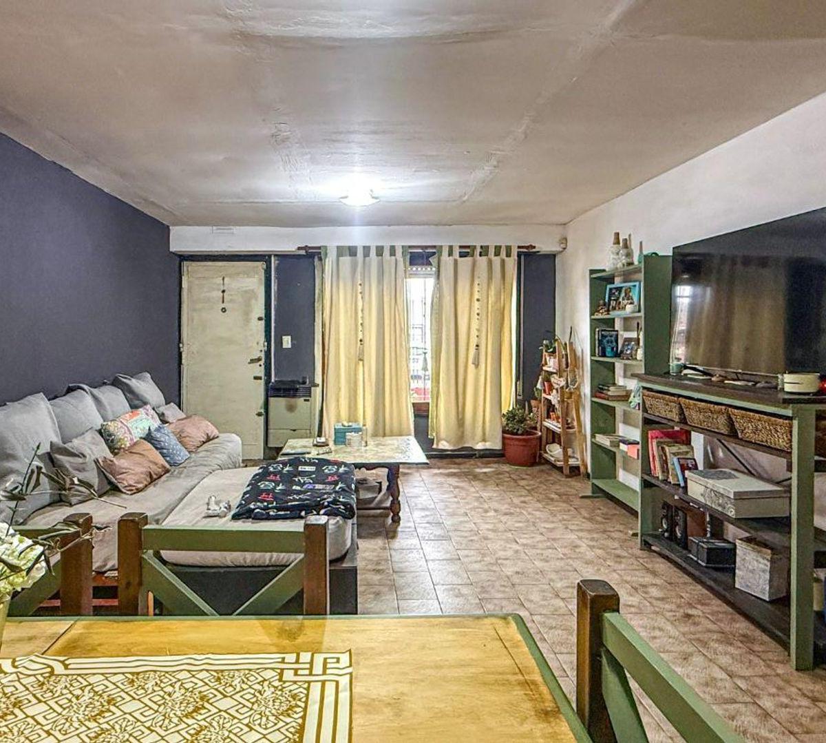 Casa 4 amb, 200m² con cochera y patio — Barrio Malvinas