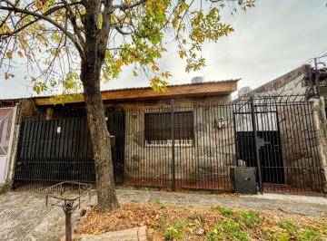 Casa · 203m² · 5 Ambientes · 1 Cochera · Casa en Wilde 4 Dorm. con Cochera, Patio y Parilla y Depto Independiente