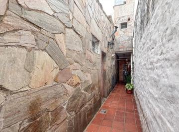 Casa · 203m² · 5 Ambientes · 1 Cochera · Casa en Wilde 4 Dorm. con Cochera, Patio y Parilla y Depto Independiente