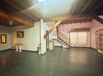 Casa · 216m² · 5 Ambientes · 1 Cochera · Venta Casa 4 Ambientes Lanus Oeste Garage Patio Jardin Piscina