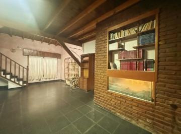 Casa · 216m² · 5 Ambientes · 1 Cochera · Venta Casa 4 Ambientes Lanus Oeste Garage Patio Jardin Piscina