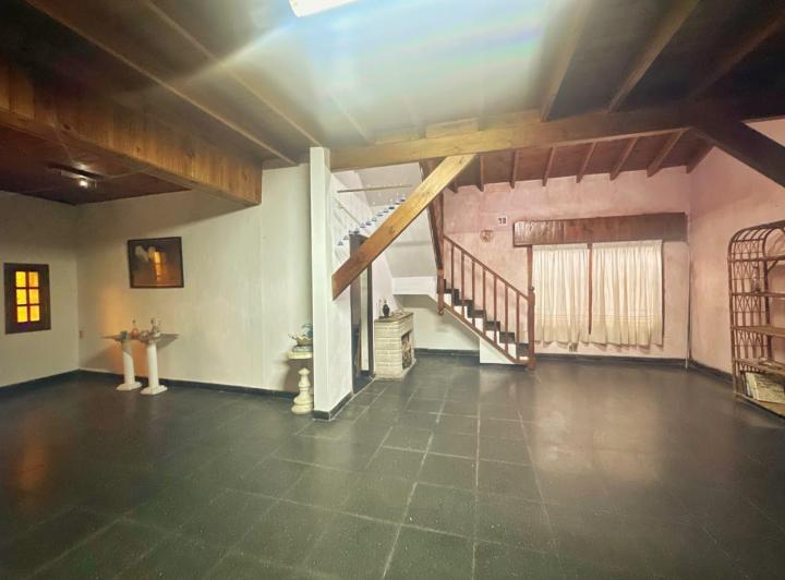 Casa · 216m² · 5 Ambientes · 1 Cochera