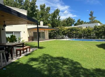 Casa · 297m² · 6 Ambientes · 3 Cocheras · Alquiler Anual Casa 4 Dorm. en Sausalito, Pilar