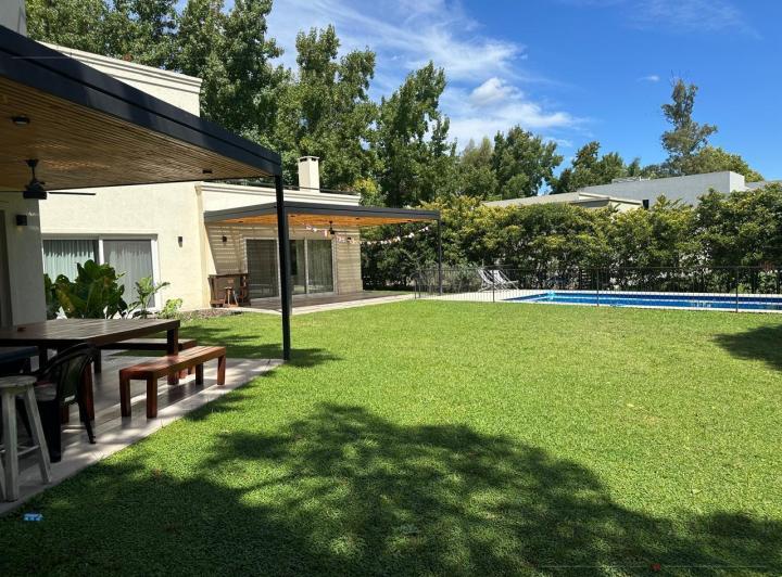 Casa · 297m² · 6 Ambientes · 3 Cocheras