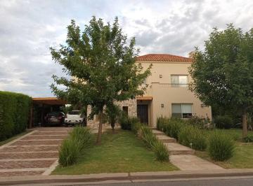 Casa · 255m² · 5 Ambientes · 2 Cocheras · Casa en Alquiler en San Gabriel, Villanueva, Tigre