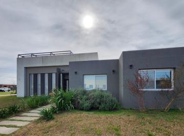 Casa · 108m² · 4 Ambientes · 2 Cocheras · Alquiler Casa San Sebastian Area 8 Pileta y Terraza con Fogonero