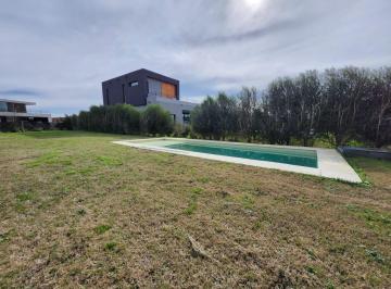 Casa · 108m² · 4 Ambientes · 2 Cocheras · Alquiler Casa San Sebastian Area 8 Pileta y Terraza con Fogonero