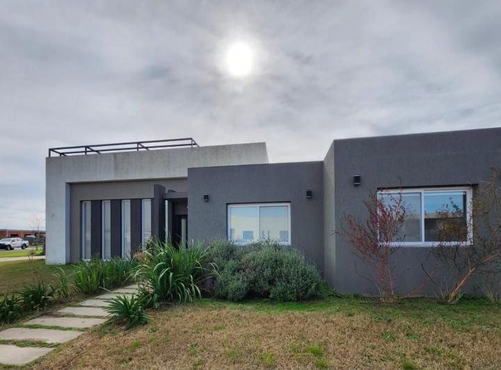 Casa · 108m² · 4 Ambientes · 2 Cocheras