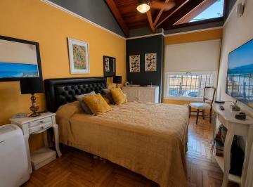 Casa · 181m² · 5 Ambientes · 2 Cocheras · Casa en Parque Chacabuco Apta Crédito!