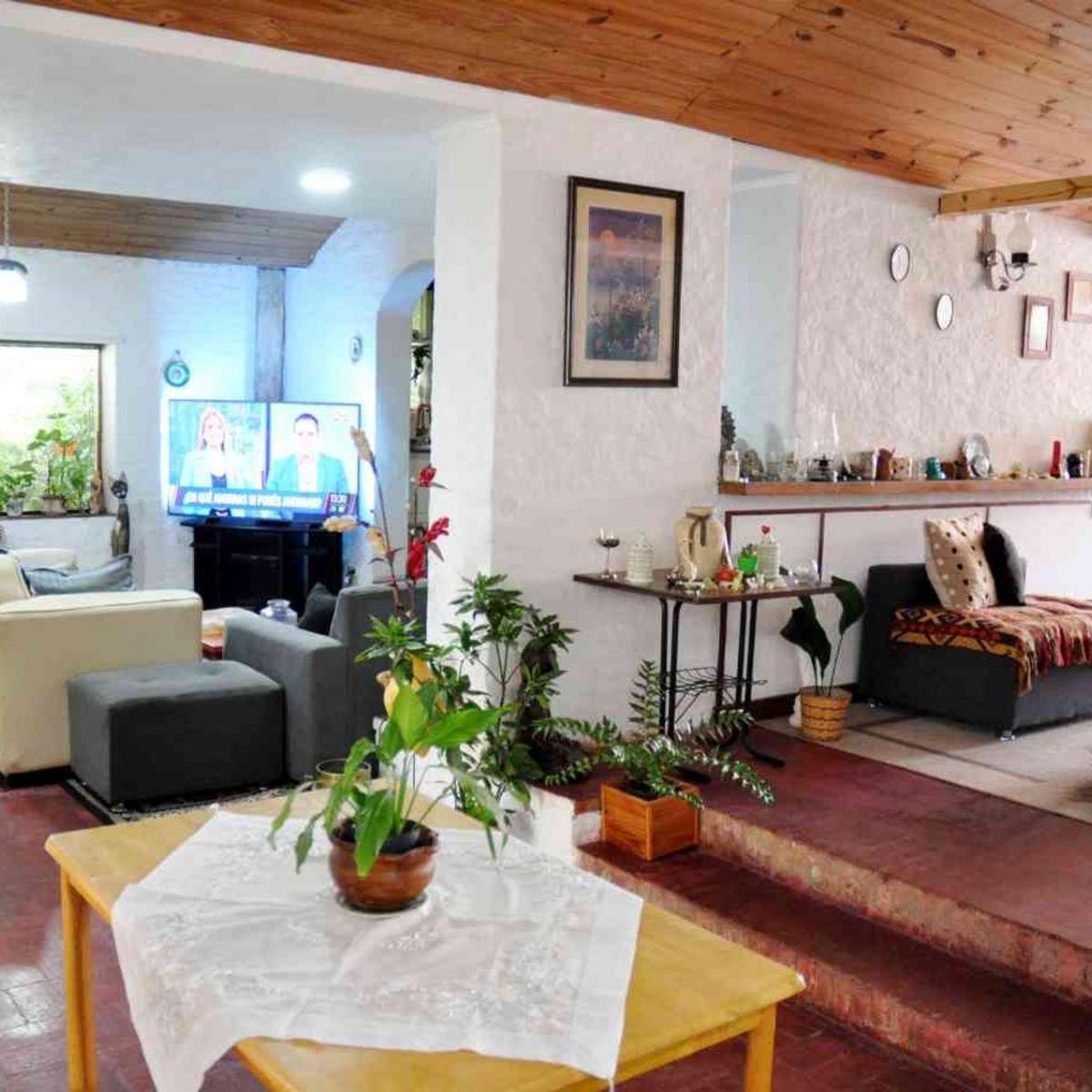 Casa 4 amb, 2220m² en Barrio Colina Alegre con garaje y quincho
