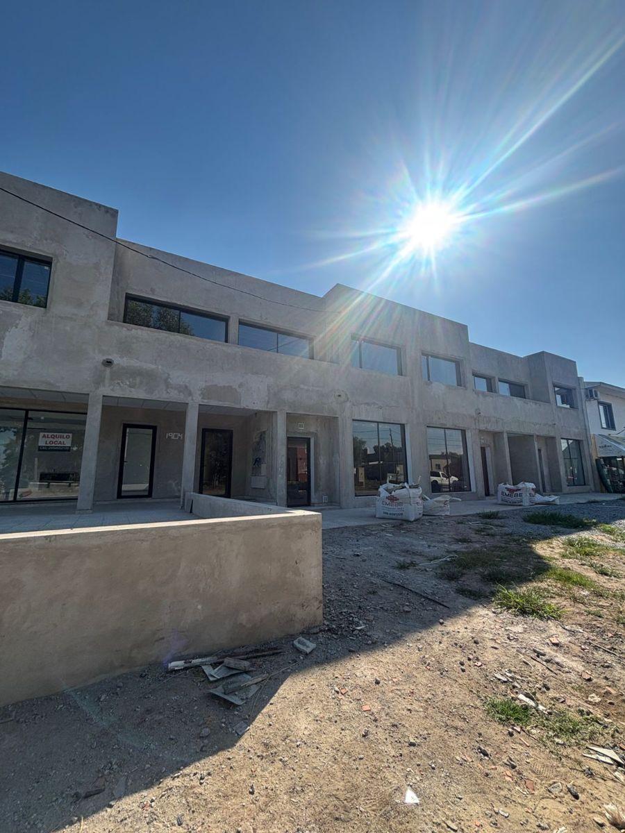 Moderno complejo, a pocos metros del Barrio Procrear, el mismo cuenta con 6 departamentos de 1 & 2 Dormitorios y 4 Locales comerciales.