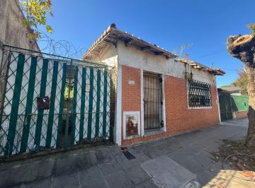 Casa · 115m² · 4 Ambientes · 1 Cochera · Casa en Venta en Olivos a Reciclar Sobre Lote Propio de 10 X 28 con Jardín 115 m² Cubiertos