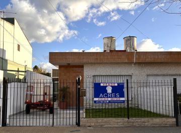 Casa · 75m² · 3 Ambientes · 1 Cochera · Casa en Beccar - Vias/rolon