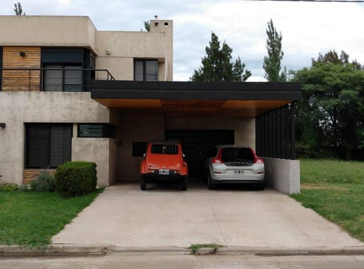 Casa · 135m² · 9 Ambientes · 4 Cocheras