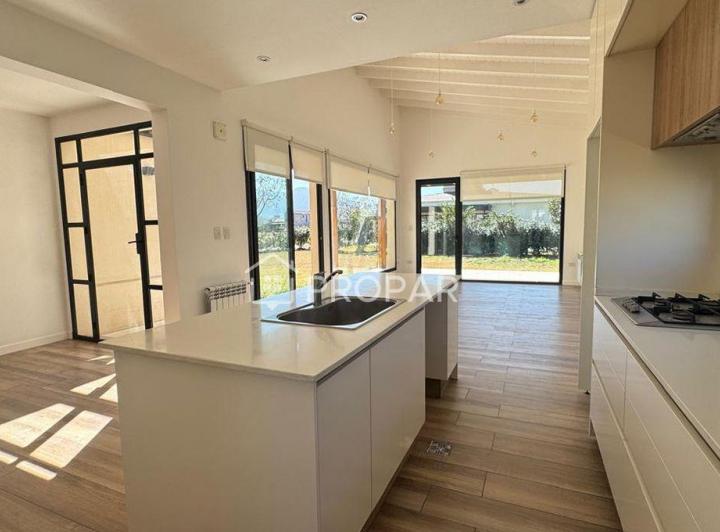 Casa · 170m² · 4 Ambientes · 2 Cocheras