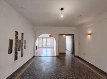 Departamento de 4 ambientes en primer piso al frente, cuenta con:
-cocina con m · Departamento de 4 Ambientes en Primer Piso Al Frente con Patio, Balcón y Terraza