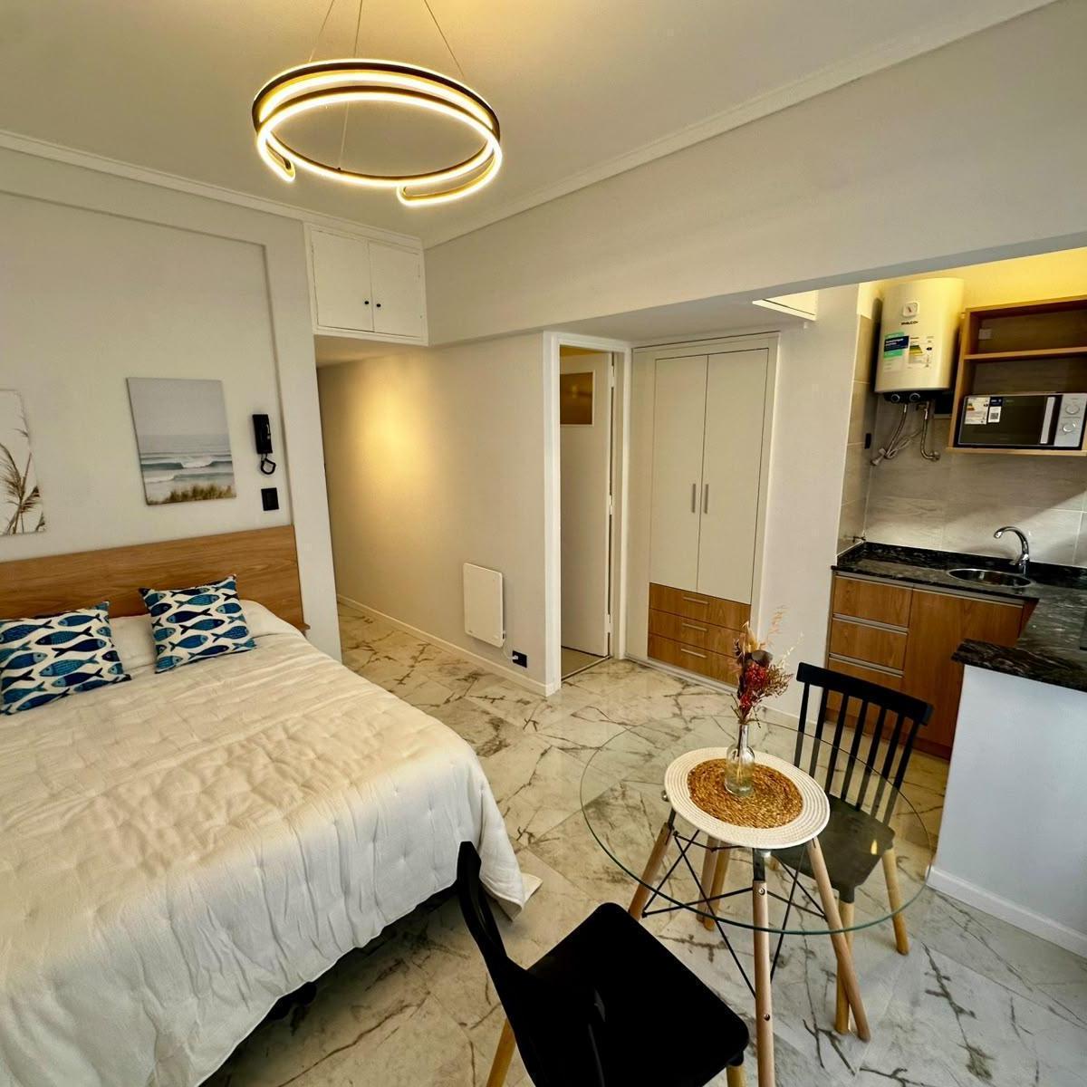 Venta de departamento de 1 ambiente, al lateral con balcón francés