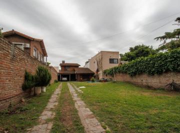Casa · 147m² · 4 Ambientes · 1 Cochera · Venta Casa 4 Amb. Pileta - Jardin - Cochera