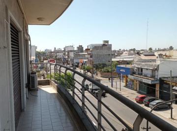 Departamento · 70m² · 3 Ambientes · Lomas del Mirador - Alquiler - Dpto 3 Amb Al Fte. con Balcón Corrido.