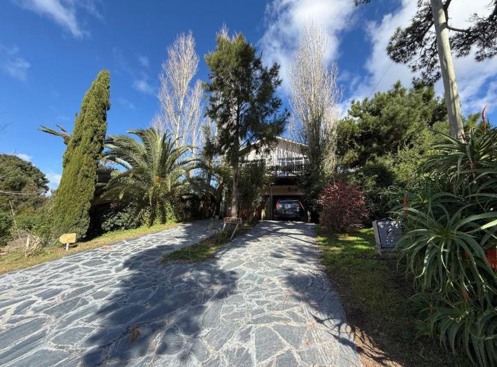Casa · 200m² · 6 Ambientes · 2 Cocheras