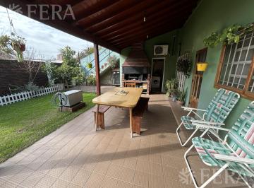 Casa · 96m² · 3 Ambientes · 1 Cochera · Venta de Casa 3 Ambientes con Cochera y Jardín en Isidro Casanova - La Mantanza