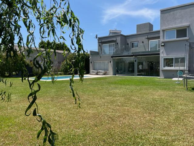 Casa · 337m² · 7 Ambientes · 3 Cocheras
