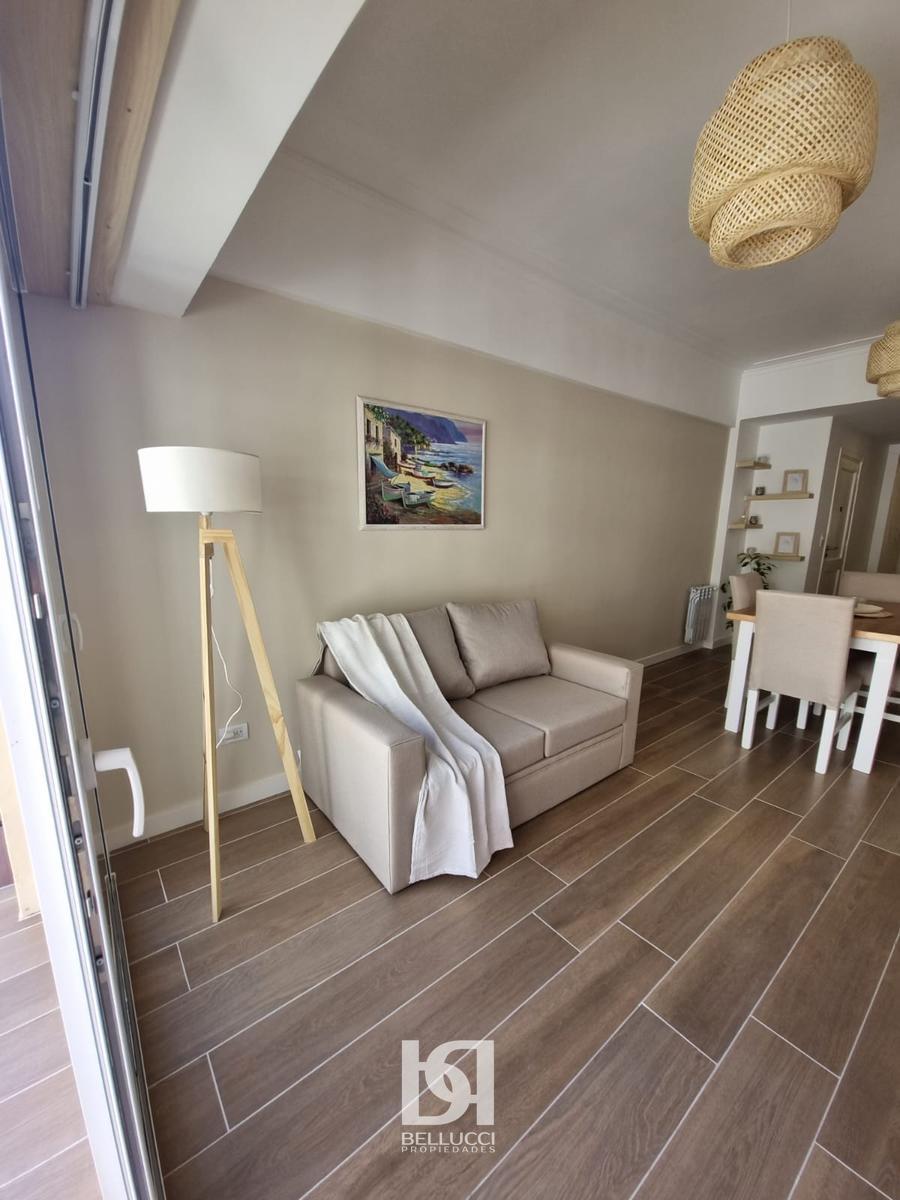 Departamento de 3 ambientes al frente con balcon saliente en venta
