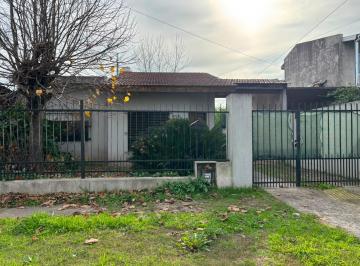 Casa de 3 ambientes, San Miguel · Casa 60 m² Sin Expensas con Cochera Al Frente de un Terreno de 400 m². Solo 2 Uf