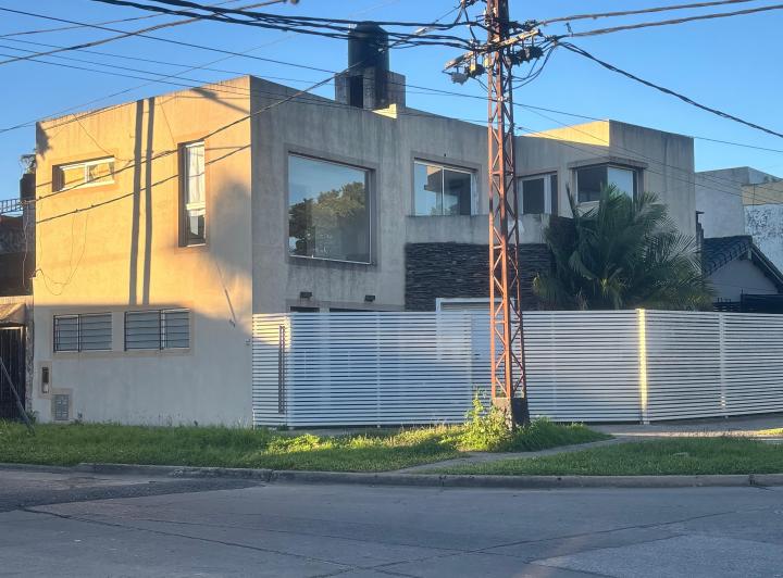 Casa · 120m² · 8 Ambientes