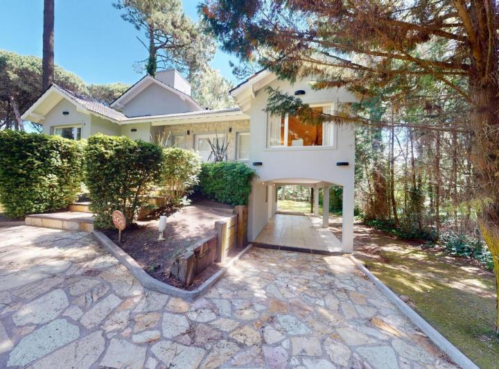 Casa · 180m² · 5 Ambientes · 1 Cochera
