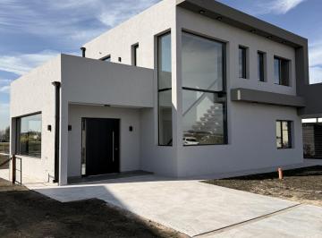 Casa · 210m² · 4 Ambientes · 2 Cocheras · Casa a Estrenar en La Alameda, Canning — 4 Ambientes, Lote de 837 m²