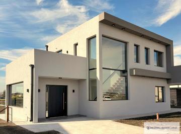 Casa · 210m² · 4 Ambientes · 2 Cocheras · Casa a Estrenar en La Alameda, Canning — 4 Ambientes, Lote de 837 m²