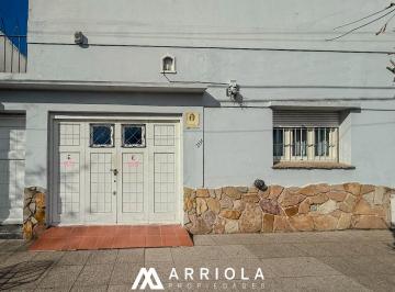 Casa · 140m² · 4 Ambientes · 1 Cochera · Apto Credito. Casa en Macrocentro con 3 Dorm.. Excelente Estado!