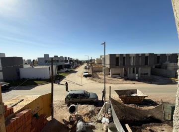 Casa · 125m² · 4 Ambientes · 1 Cochera · Duplex con Pileta en Venta en Pozo Docta Av 3