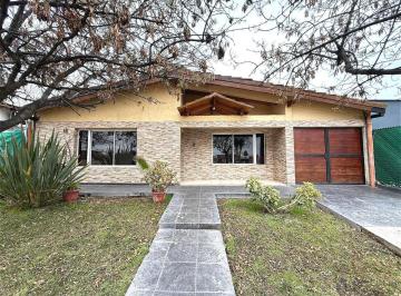 Casa · 145m² · 5 Ambientes · 4 Cocheras · Casa en Alquiler Maipu