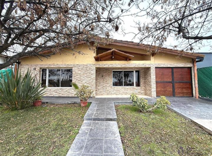Casa · 145m² · 5 Ambientes · 4 Cocheras